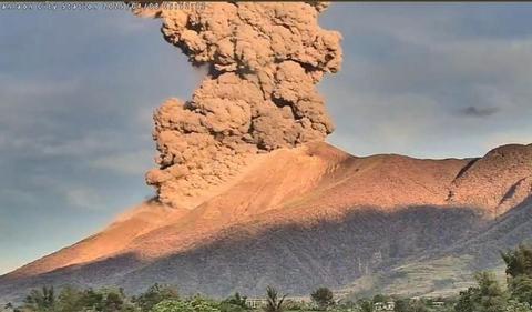 Volcanic ash rises kilometres high in Philippines