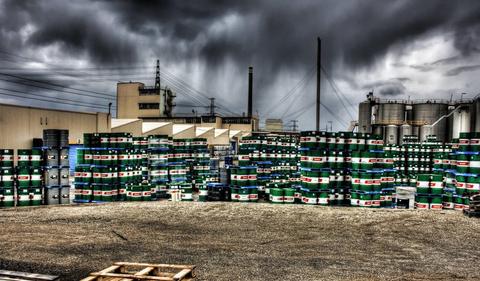 Oil prices decline as trade war clouds demand outlook