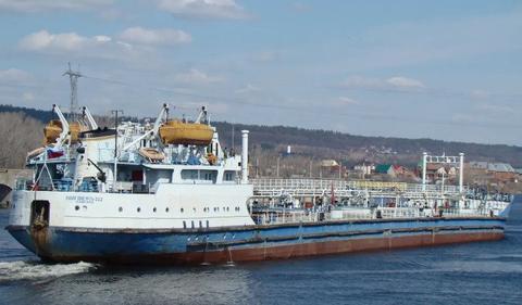 Oil spills into Black Sea after Russian tanker splits