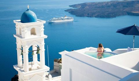 Tourists visiting Greece in record-breaking numbers