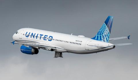 United Airlines takes flight; earnings surpass forecasts