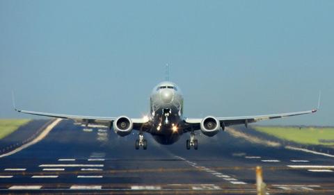 American Airlines sheds 8.7% amid weak forecasts