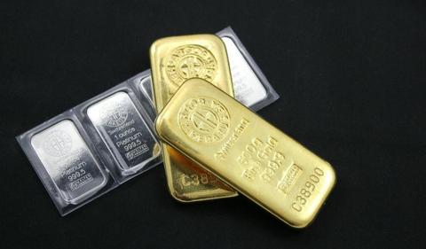 Gold lifts, traders monitor US-Russia talks, Fed policy