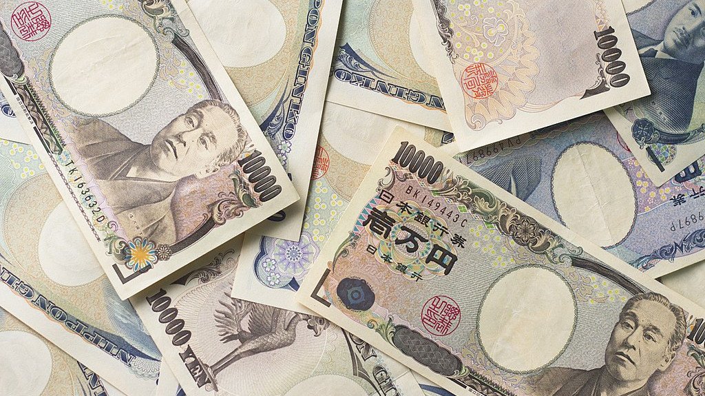 Asian currencies gain as yen rises, dollar slips
