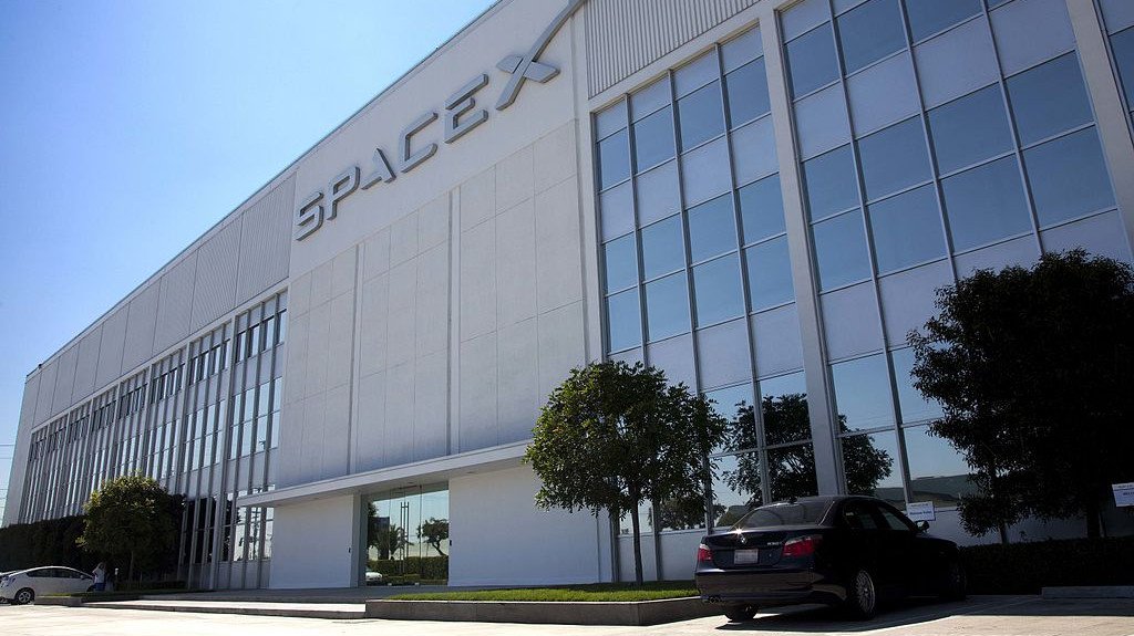 Elon Musk announces SpaceX lawsuit against FAA