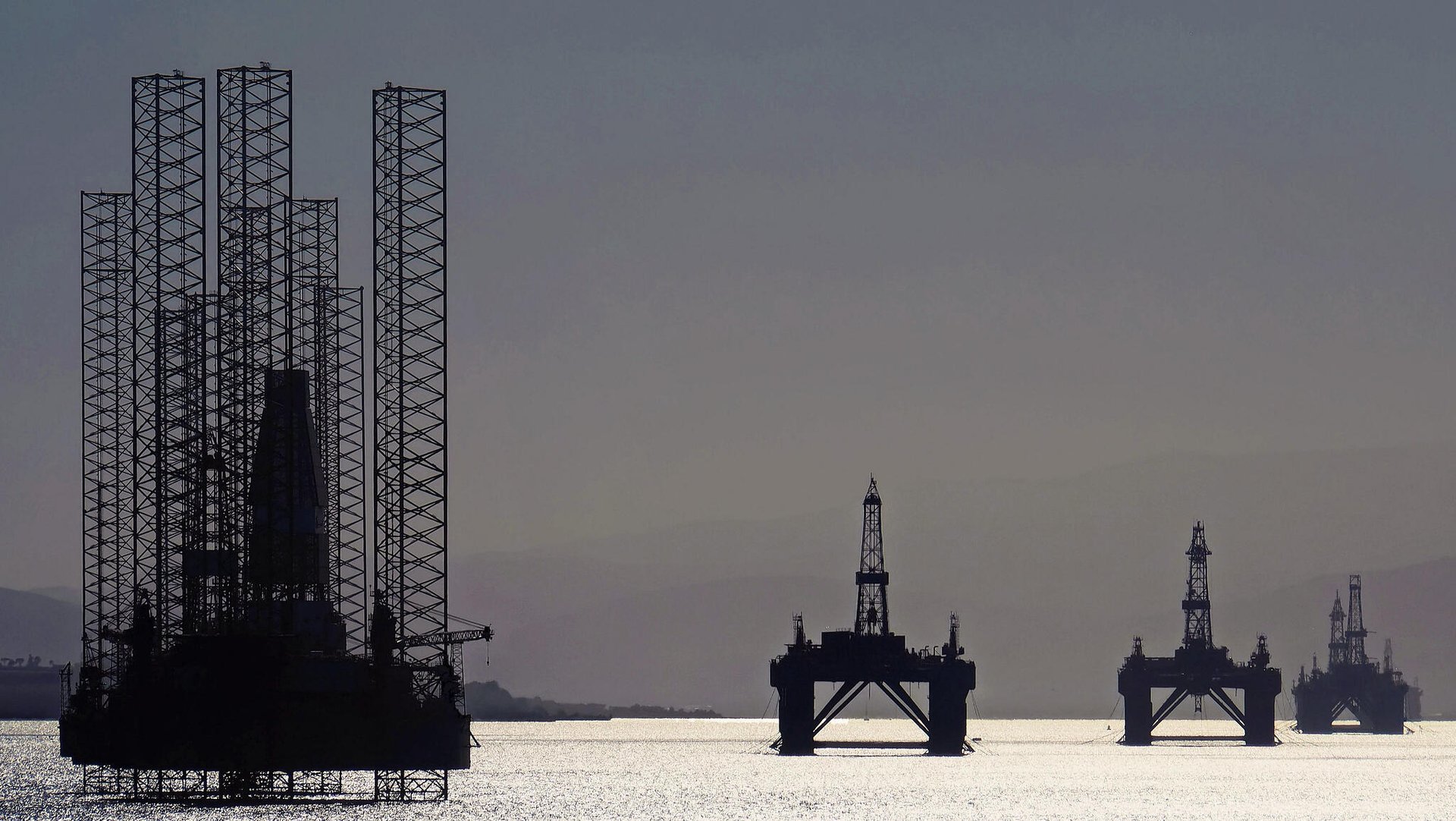 Oil flat at 3wk highs; tariffs, OPEC concerns in focus