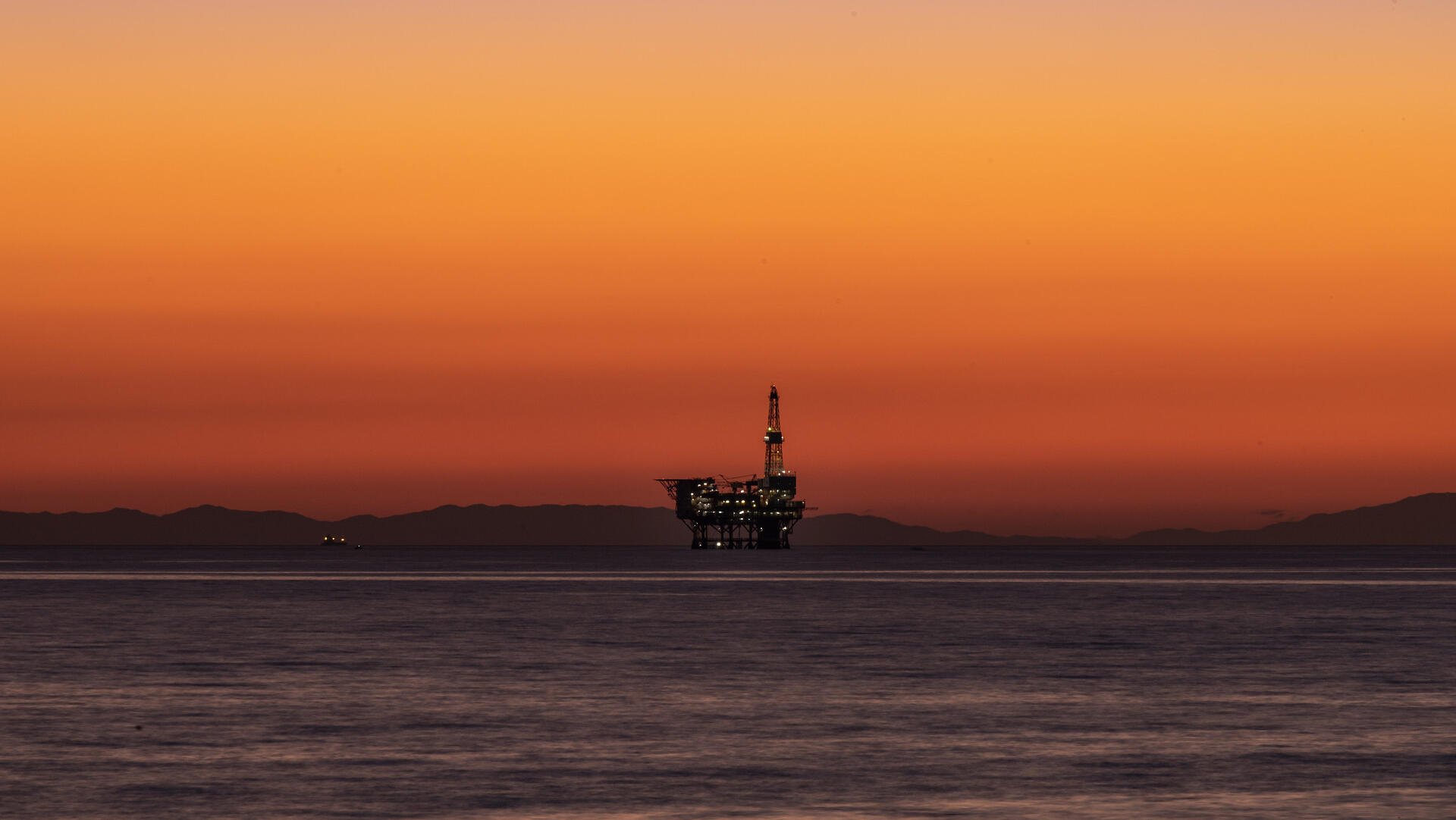 Oil steadies as market eyes Russia sanctions, API data
