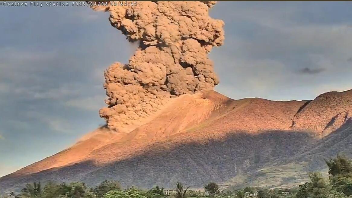 Volcanic ash rises kilometres high in Philippines