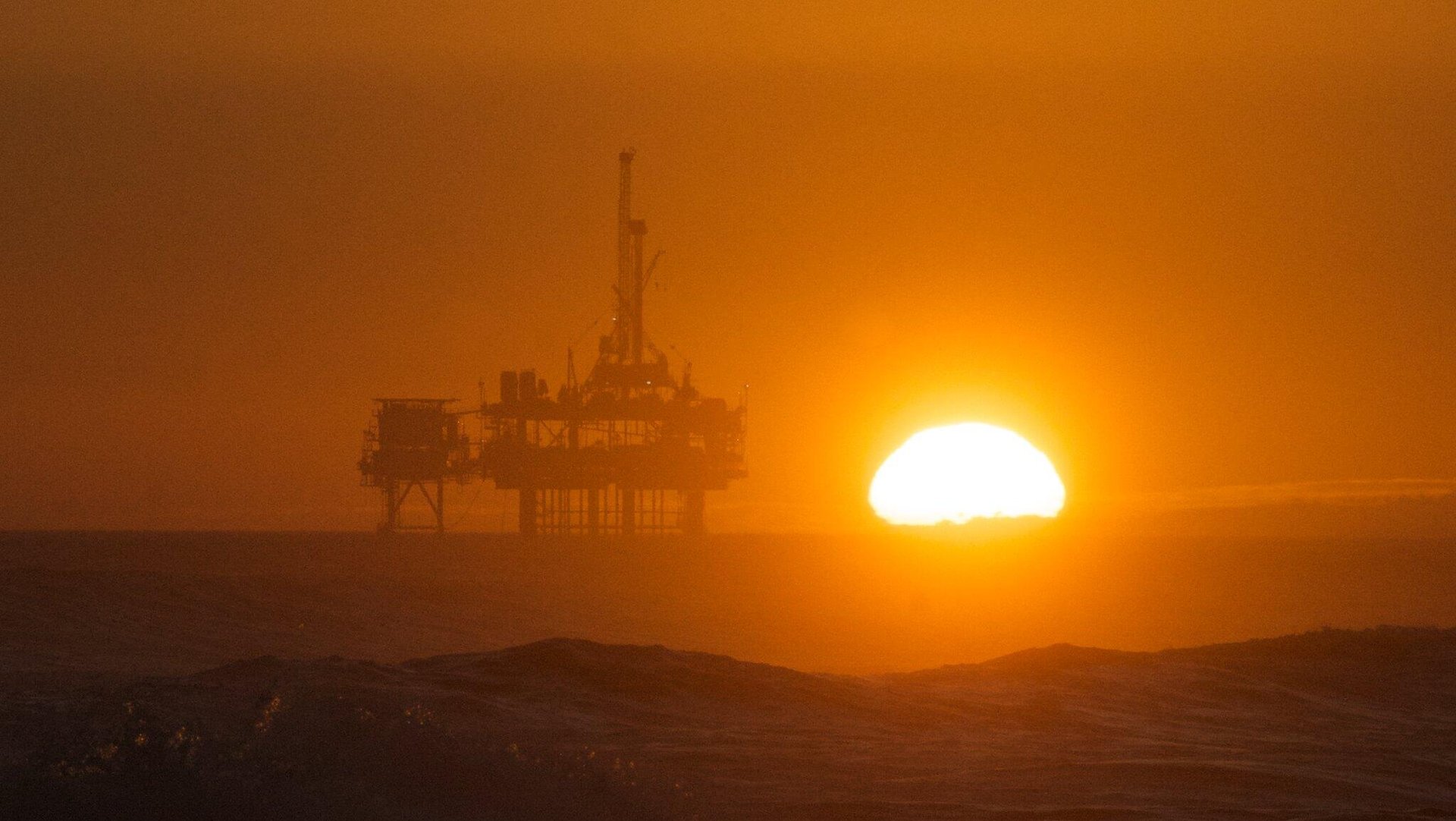 Oil set for second weekly drop; trade war fears persist