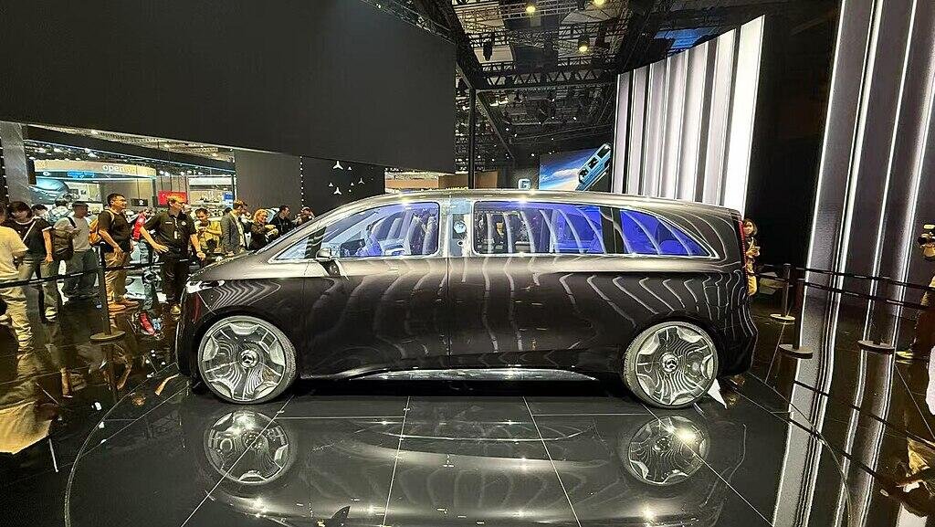 Mercedes-Benz unveils new luxury limo at Auto Shanghai