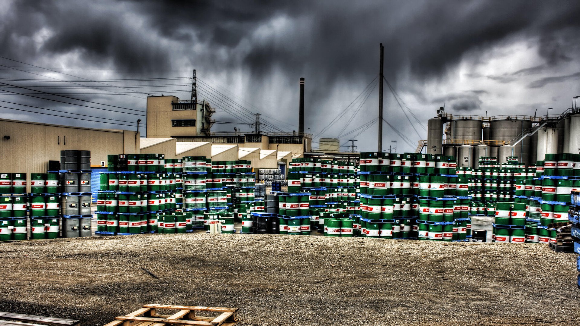 Oil prices decline as trade war clouds demand outlook