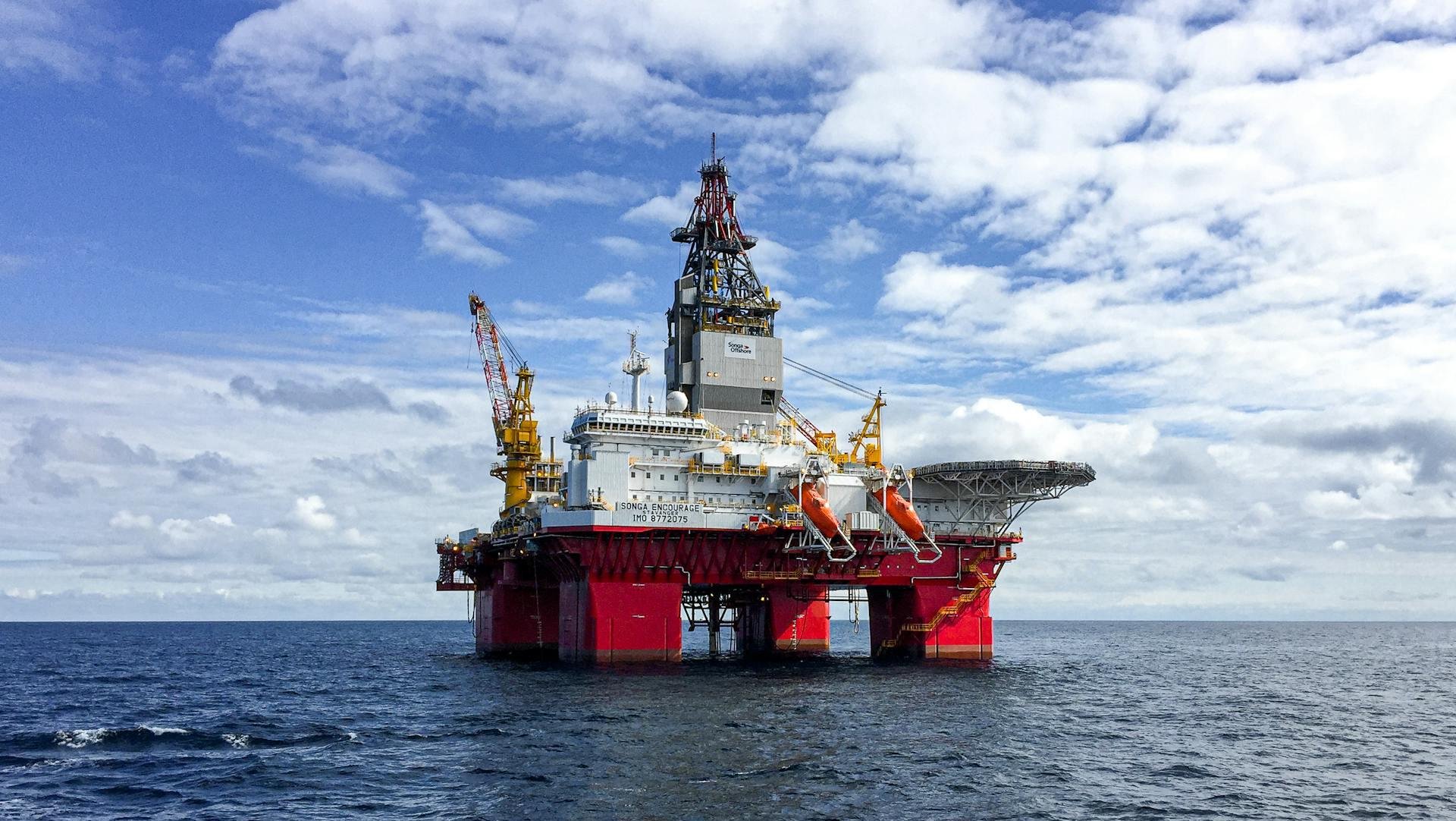 Oil ticks lower on inventory boost despite trade truce