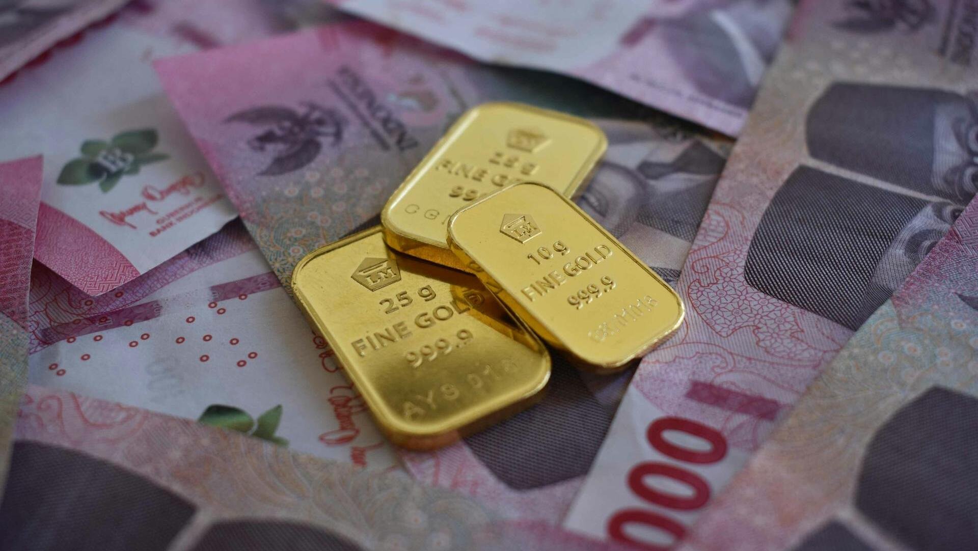 Gold trades below US$3,250; trade talks in focus