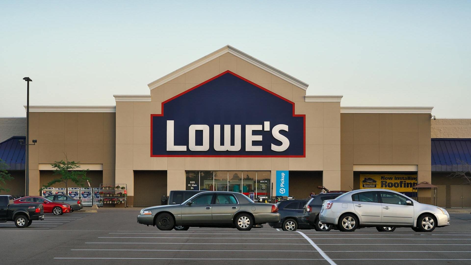 Lowe’s holds forecast as Pro sales steady revenue