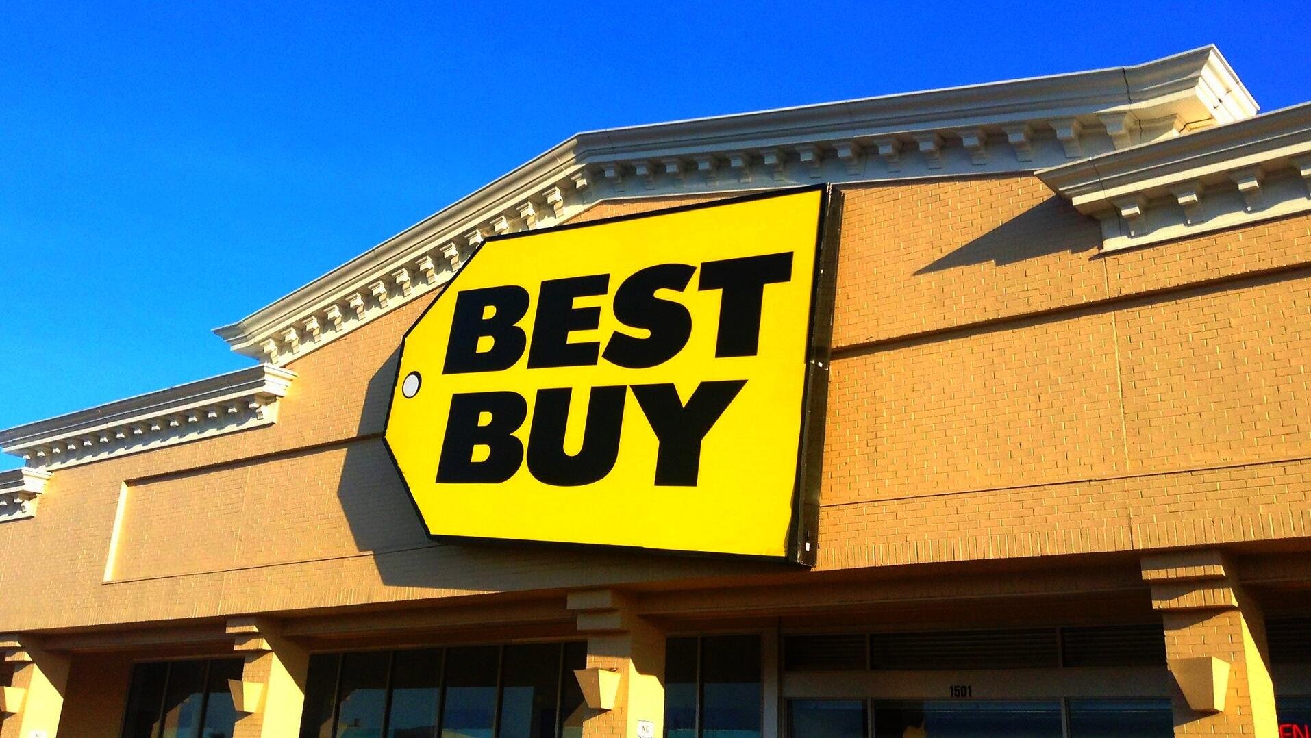 Best Buy falls 7.3%, lowers forecast on tariff strain