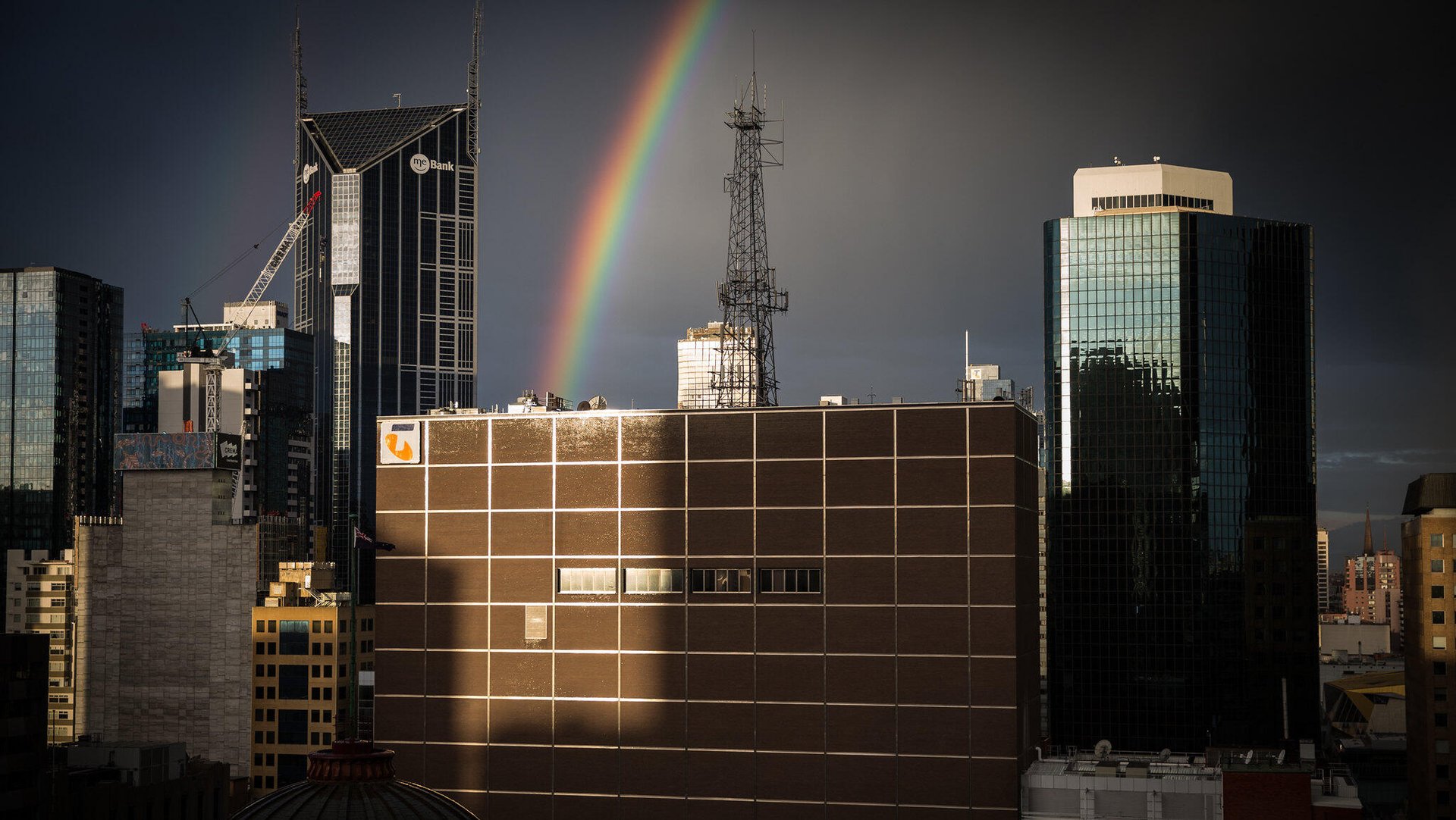 ASX 200 gains despite retail dip, tariff uncertainty