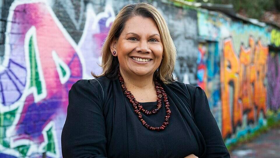 Party switch: Senator Cox exits the Greens, joins Labor