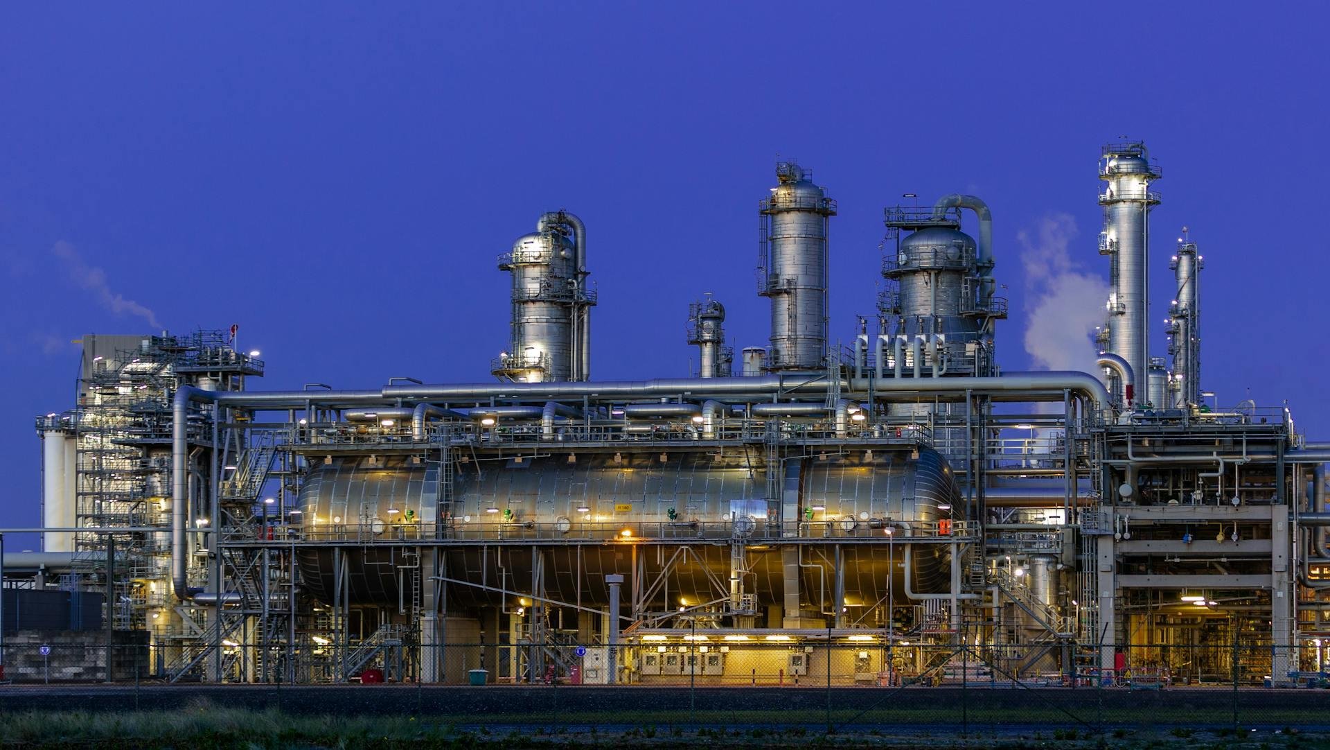 Oil dips on surprise US build, Saudi price cuts