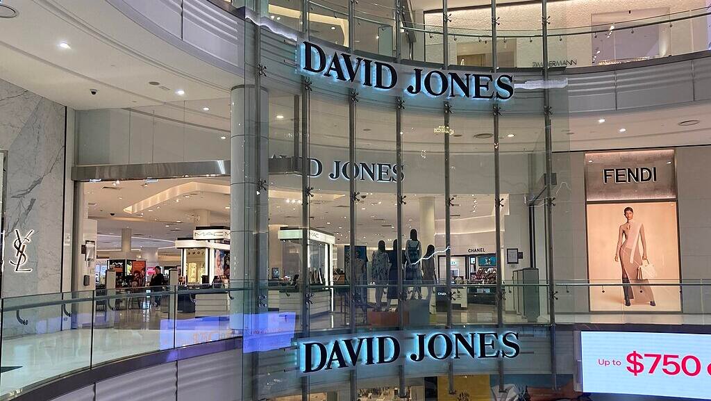 David Jones enters loyalty program with Qantas