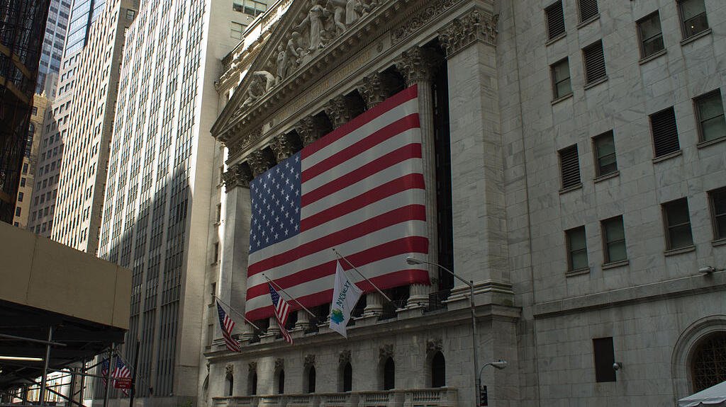 US stocks close higher, tech surges on Fed cut