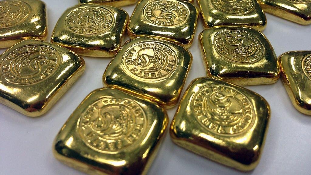 Gold prices steady near all-time highs above $2,600