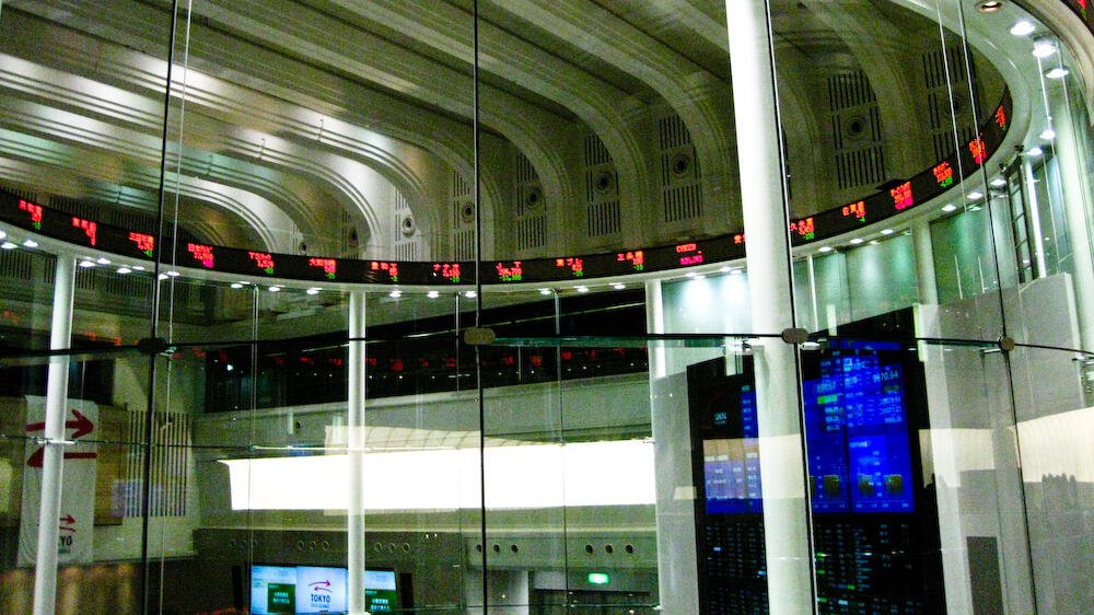 APAC markets lift amid US records, China stimulus