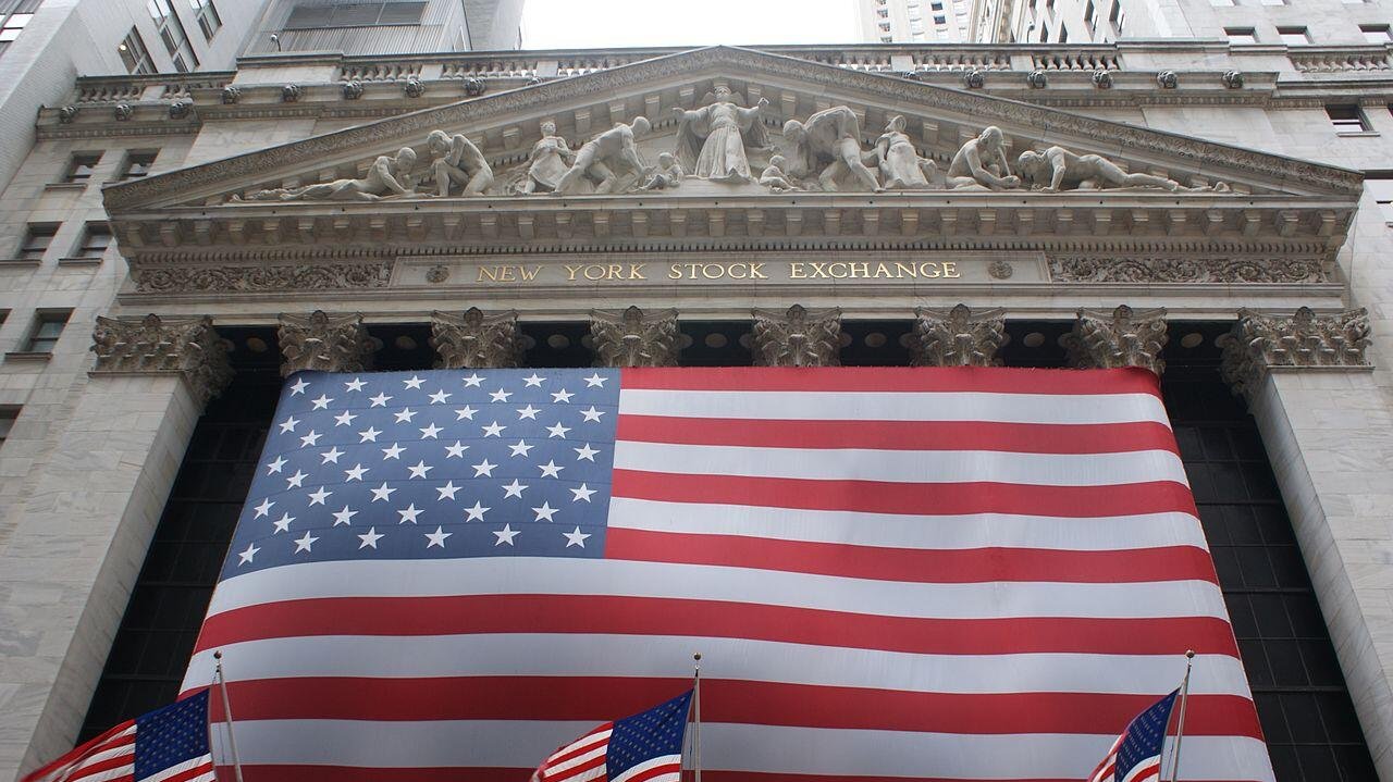 Dow snaps 4-day streak as indices close lower