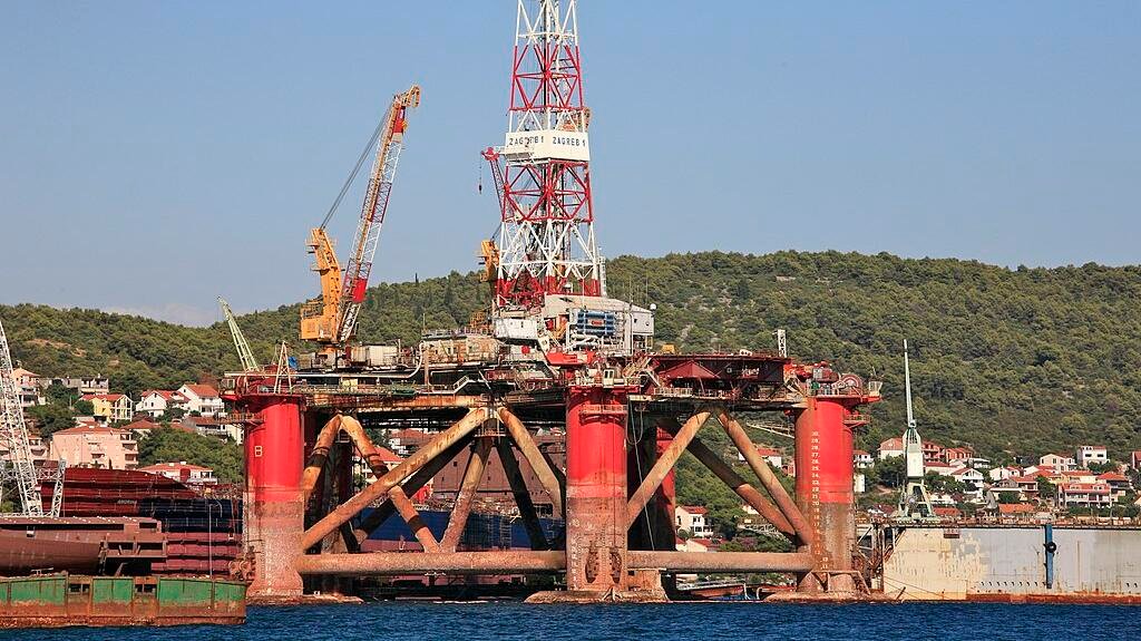 Oil prices dip as demand concerns linger