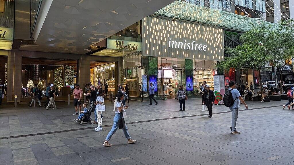 Warm August boosts Australian retail spending