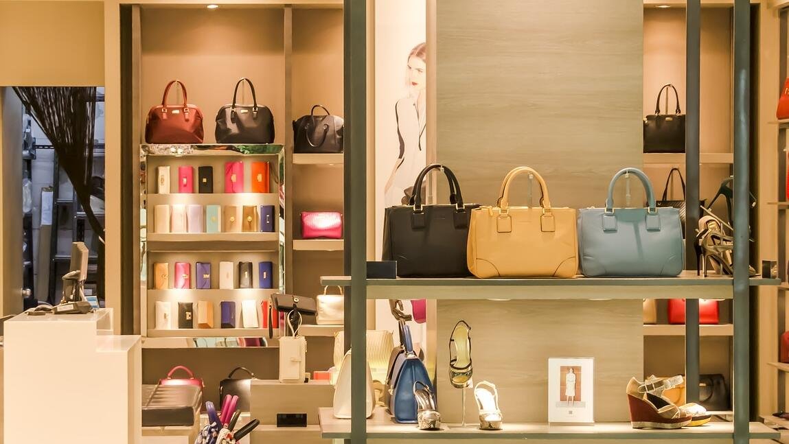 Major Australian clothing firm closes, owing $250m