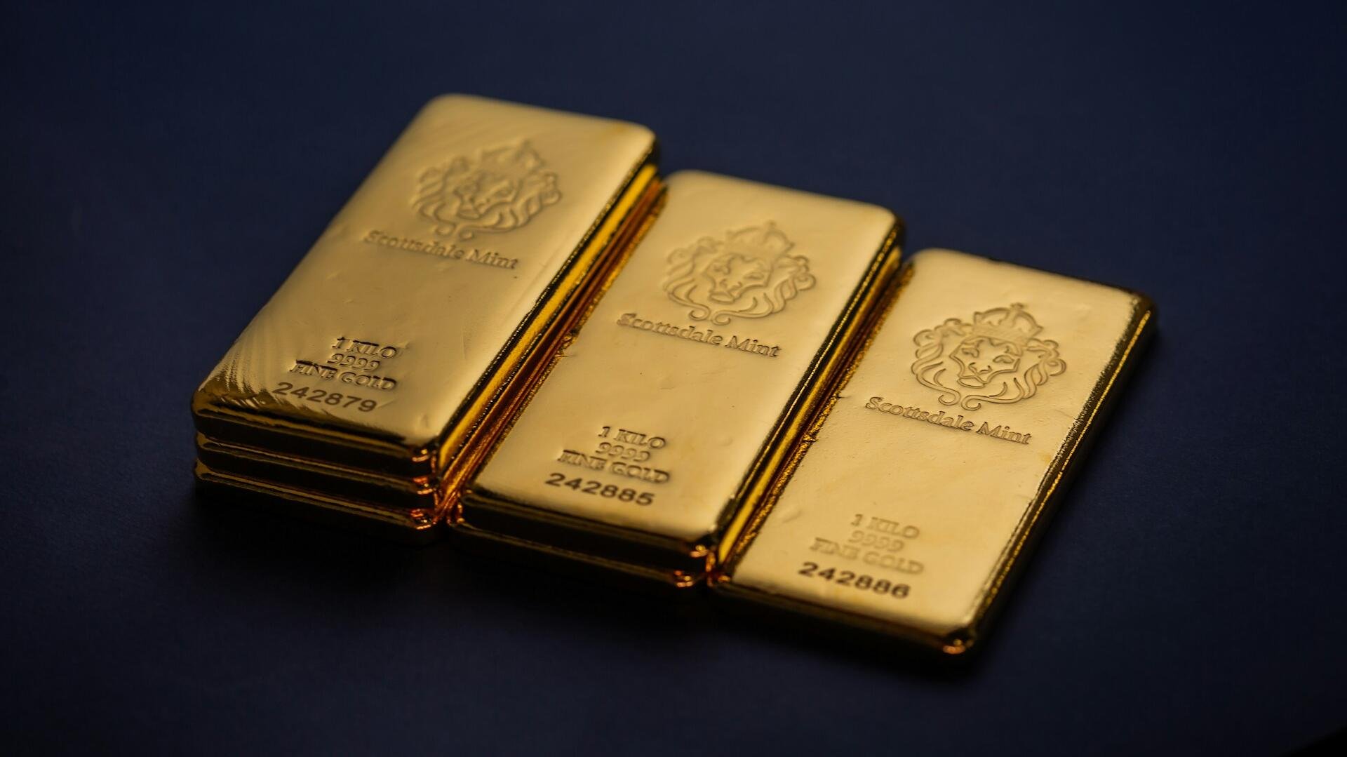 Gold steadies as geopolitical tensions rise