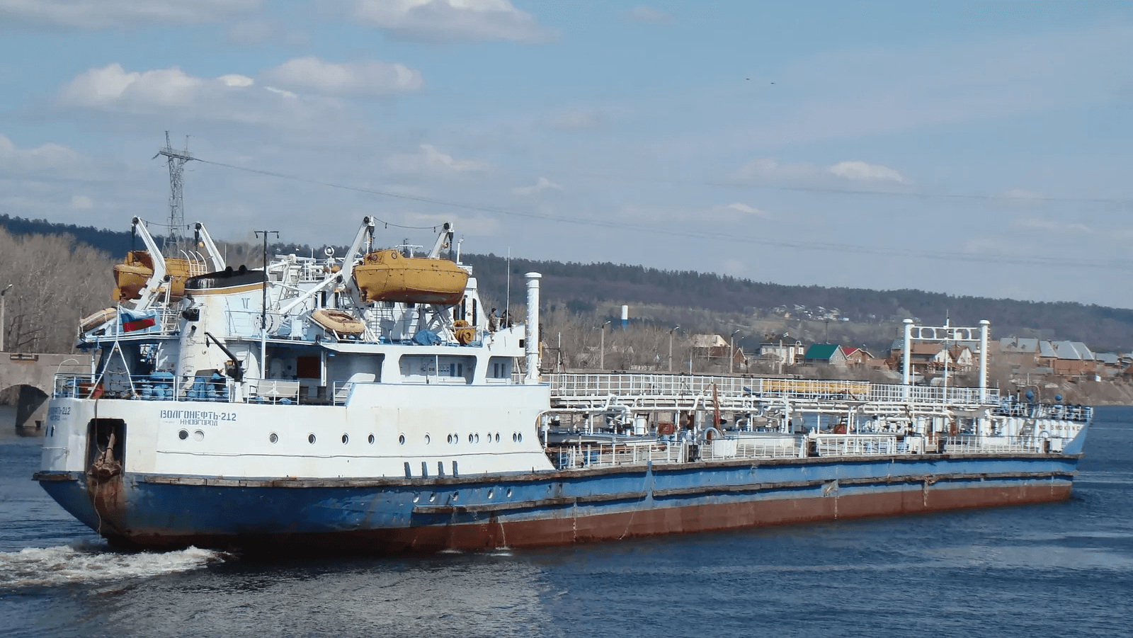 Oil spills into Black Sea after Russian tanker splits