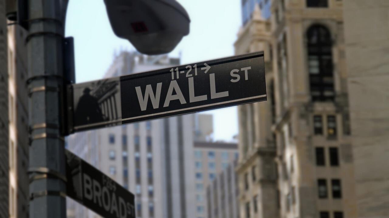 US markets extend records ahead of key earnings reports