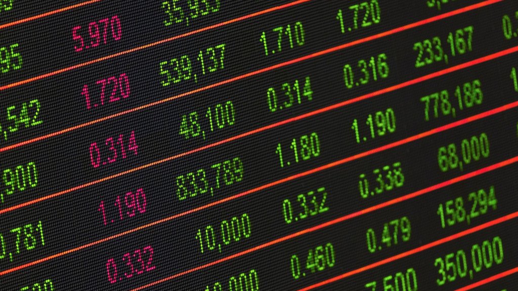 ASX 200 hits record close, major miners decline